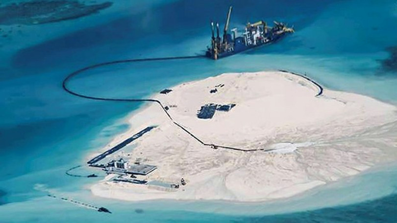 Tàu cuốc Trung Quốc đang hút cát để lấp biển, tạo thành đảo nhân tạo trên Biển Đông (Ảnh: Apolo). Tàu cuốc Trung Quốc đang hút cát để lấp biển, tạo thành đảo nhân tạo trên Biển Đông (Ảnh: Apolo).