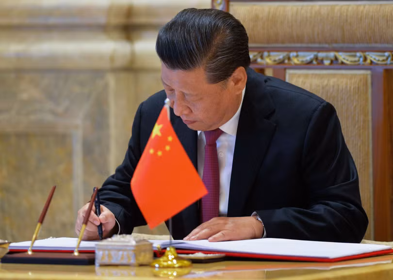 Ông Tập Cận Bình ký Sáng kiến “Vành đai, Con đường” năm 2013 (Ảnh: AP).