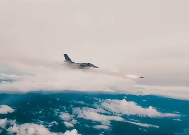 Hình ảnh máy bay Đài Loan diễn tập tấn công kẻ thù trong bộ phim tuyên truyền (Ảnh: Đông Phương).