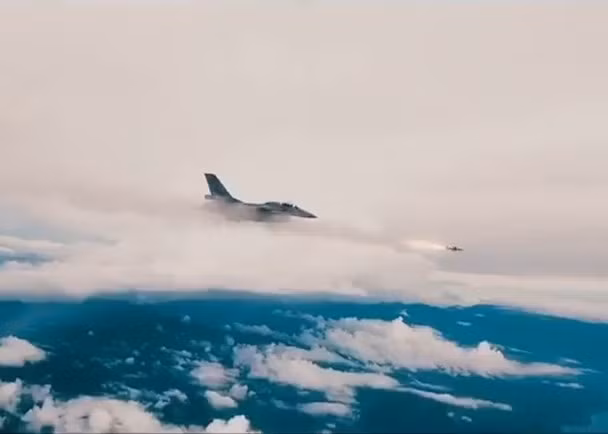 Hình ảnh máy bay Đài Loan diễn tập tấn công kẻ thù trong bộ phim tuyên truyền (Ảnh: Đông Phương). Hình ảnh máy bay Đài Loan diễn tập tấn công kẻ thù trong bộ phim tuyên truyền (Ảnh: Đông Phương).