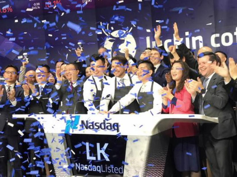 Luckin Coffee là công ty Trung Quốc đầu tiên bị hủy niêm yết tại Mỹ hồi tháng 5 vừa qua do gian lận tài chính (Ảnh: Sina). Luckin Coffee là công ty Trung Quốc đầu tiên bị hủy niêm yết tại Mỹ hồi tháng 5 vừa qua do gian lận tài chính (Ảnh: Sina).