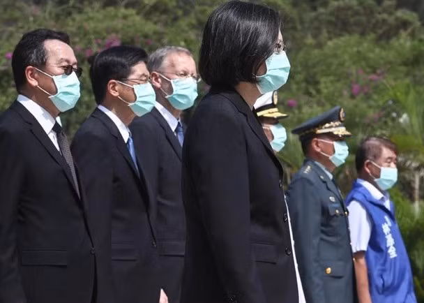 Bà Thái Anh Văn và ông William Brent Christensen, Giám đốc Viện Hoa Kỳ tại Đài Loan (AIT) cùng các quan chức cấp cao Đài Loan viếng những binh sĩ tử trận trong trận "Pháo chiến Kim Môn" (Ảnh: Đông Phương). Bà Thái Anh Văn và ông William Brent Christensen, Giám đốc Viện Hoa Kỳ tại Đài Loan (AIT) cùng các quan chức cấp cao Đài Loan viếng những binh sĩ tử trận trong trận "Pháo chiến Kim Môn" (Ảnh: Đông Phương).