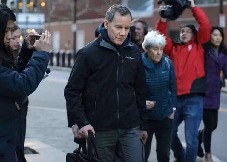 ông Charles Lieber, cựu Chủ nhiệm khoa Hóa và Sinh Hóa, Đại học Harvard bị FBI bắt vì tham gia “Kế hoạch ngàn người” của Trung Quốc mà không khai báo (Ảnh: Apple Daily). ông Charles Lieber, cựu Chủ nhiệm khoa Hóa và Sinh Hóa, Đại học Harvard bị FBI bắt vì tham gia “Kế hoạch ngàn người” của Trung Quốc mà không khai báo (Ảnh: Apple Daily).