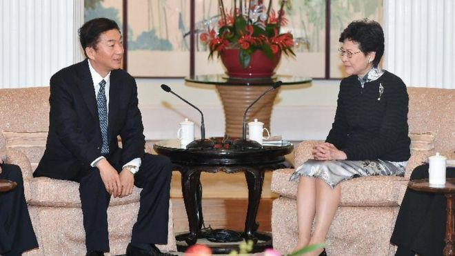 Ông Lạc Huệ Ninh, Chủ nhiệm Văn phòng Liên lạc Trung ương và Cố vấn An ninh Quốc gia tại Hồng Kông và bà Carrie Lam, Trưởng Đặc khu Hồng Kông - 2 người trong danh sách bị Mỹ trừng phạt (Ảnh: BBC). Ông Lạc Huệ Ninh, Chủ nhiệm Văn phòng Liên lạc Trung ương và Cố vấn An ninh Quốc gia tại Hồng Kông và bà Carrie Lam, Trưởng Đặc khu Hồng Kông - 2 người trong danh sách bị Mỹ trừng phạt (Ảnh: BBC).