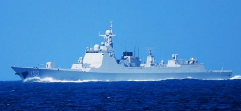 Tàu khu trục tên lửa Type 052D Nam Kinh (155) bám đuôi và giám sát hành trình của tàu Mustin (Ảnh: US Navy).