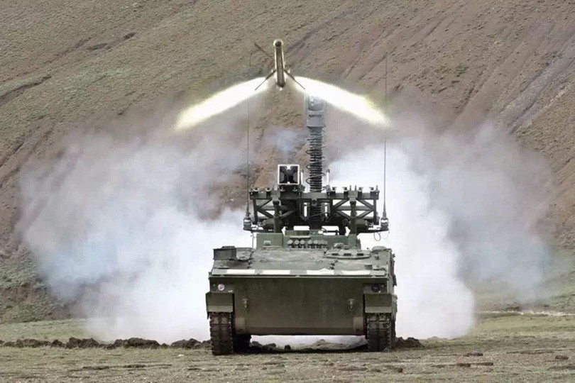 Tên lửa chống tăng Hongjian-10 được phóng trong cuộc diễn tập (Ảnh: NDNB).