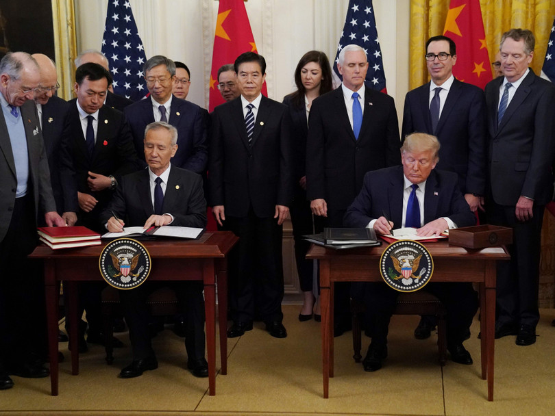Ngày 15/1/2020, hai ông Donald Trump và Lưu Hạc kí Hiệp định thương mại chấm dứt chiến tranh thương mại, nhưng sau 7 tháng, ông đã tuyên bố có thể chấm dứt mọi quan hệ kinh tế giữa hai bên (Ảnh: Reuters)