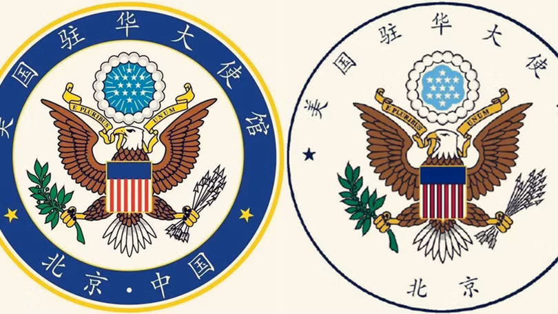 Logo của Đại sứ quán Mỹ tại Trung Quốc trước (trái) và sau khi thay đổi (phải) (Ảnh: Đa Chiều).
