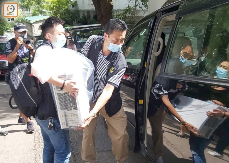 Cảnh sát thu giữ máy tính và tài liệu từ trụ sở Next Media (Ảnh: Đông Phương).