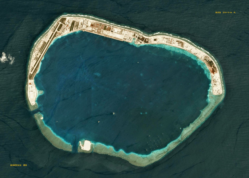 Đá Vành Khăn Trung Quốc chiếm từ tay Philippines hiện đã trở thành đảo nhân tạo lớn với hệ thống sân bay, cầu cảng, nhà kho...(Ảnh: Đa Chiều). Đá Vành Khăn Trung Quốc chiếm từ tay Philippines hiện đã trở thành đảo nhân tạo lớn với hệ thống sân bay, cầu cảng, nhà kho...(Ảnh: Đa Chiều).