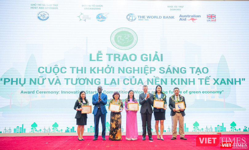 Giám đốc Ngân hàng Thế giới Ousmane Dione va Tham tán Uc Justin Baguley trao giải Thách Thức