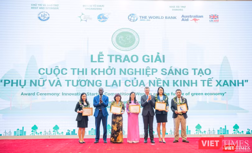 Giám đốc Ngân hàng Thế giới Ousmane Dione va Tham tán Uc Justin Baguley trao giải Thách Thức