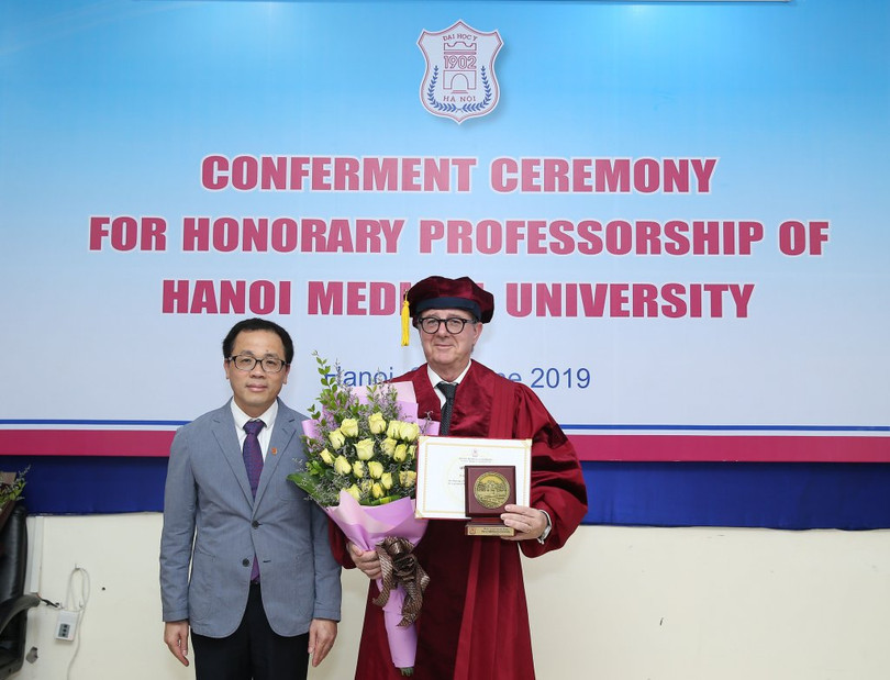 GS. Tạ Thành Văn – Hiệu trưởng Trường Đại học Y Hà Nội trao chức danh Giáo sư Danh dự cho GS. Torello Lotti - Hiệu trưởng Trường Đại học G. Marconi 1. GS. Tạ Thành Văn – Hiệu trưởng Trường Đại học Y Hà Nội trao chức danh Giáo sư Danh dự cho GS. Torello Lotti - G. Marconi