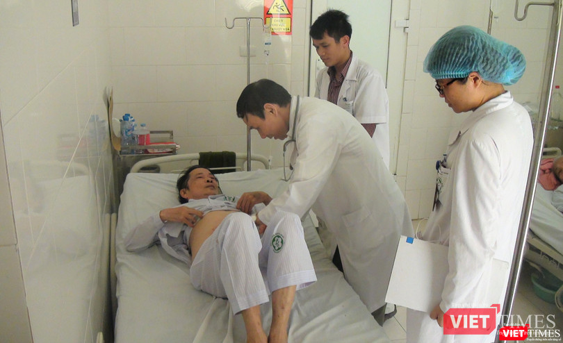 GS. TS Mai Trọng Khoa kiểm tra sức khỏe cho bệnh nhân ung thư được điều trị bằng cấy hạt phóng xạ GS. TS Mai Trọng Khoa kiểm tra sức khỏe cho bệnh nhân ung thư được điều trị bằng cấy hạt phóng xạ