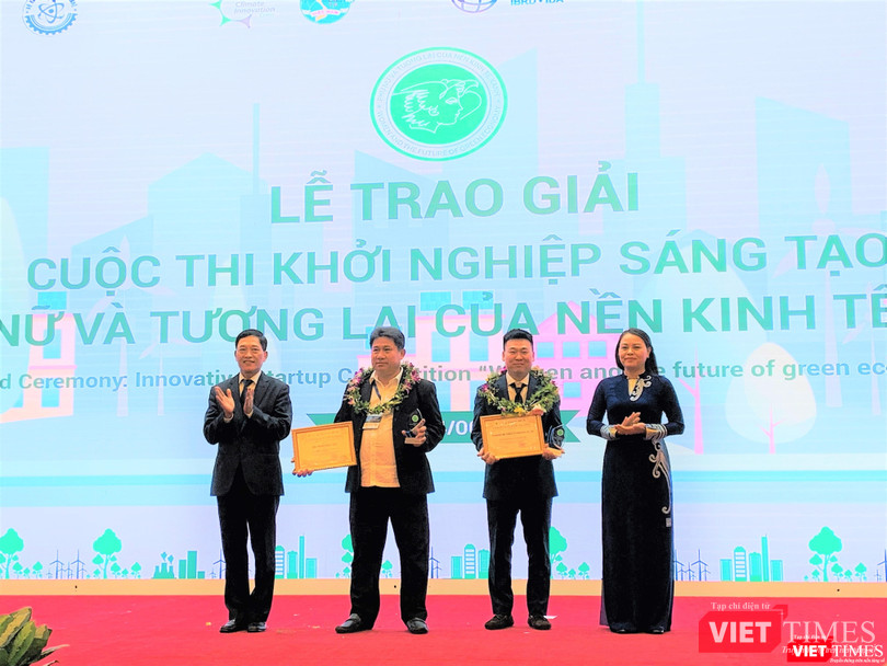 Chủ tịch Hội LHPN Việt Nam Nguyễn Thị Thu Hà và Thứ trưởng Bộ KH&CN Trần Văn Tùng trao giải Sáng tạo 