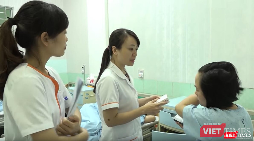 Ths. Lê Thị Thu Hiền chăm sóc bệnh nhân đến TTTON