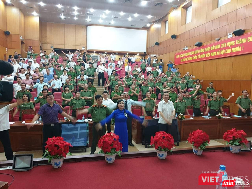 Bộ trưởng Bộ Công an Tô Lâm, Bộ trưởng Bộ Y tế Nguyễn Thị Kim Tiến cùng tập thể dục giữa giờ để nâng cao sức khỏe