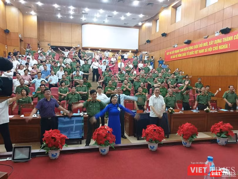 Bộ trưởng Bộ Công an Tô Lâm, Bộ trưởng Bộ Y tế Nguyễn Thị Kim Tiến cùng tập thể dục giữa giờ để nâng cao sức khỏe