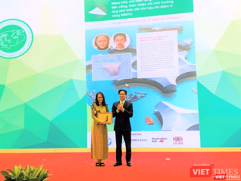 Phó Thủ tướng Vũ Đức Đam trao Giải Đặc biệt cho dự án “Làng nổi cộng sinh bền vững, thân thiện với môi trường” 