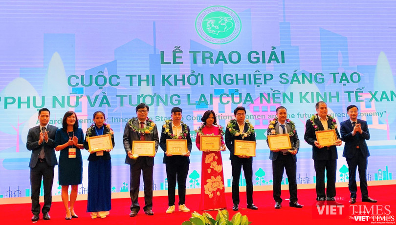 Ông Phạm Đức Nghiệm - Phó Cục trưởng Cục Phát triển thị trường và doanh nghiệp KH&CN, Giám đốc Ban quản lý dự án VCIC trao chứng nhận cho các đơn vị tốt nghiệp xuất sắc