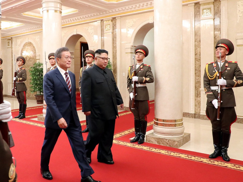 Các binh sỹ đội danh dự đứng hai bên hành lang để hai nhà lãnh đạo kiểm duyệt