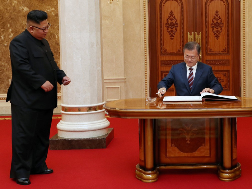 Tổng thống Moon Jae In ghi lưu niệm vào cuốn sổ của Trung ương Đảng Lao động Triều Tiên