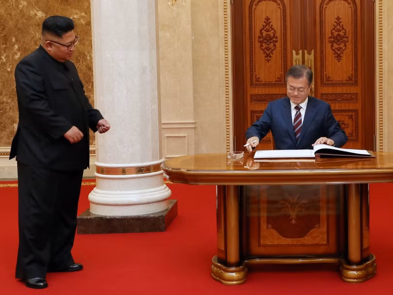 Tổng thống Moon Jae In ghi lưu niệm vào cuốn sổ của Trung ương Đảng Lao động Triều Tiên