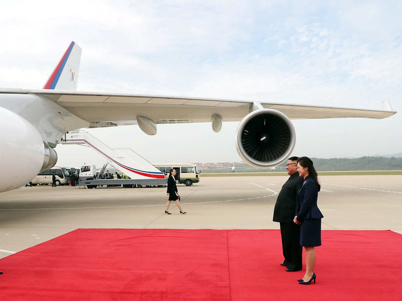 Không thông báo trước, vợ chồng nhà lãnh đạo Kim Jong Un bất ngờ ra sân bay đón vợ chồng Tổng thống Moon Jae In tận cầu thang máy bay