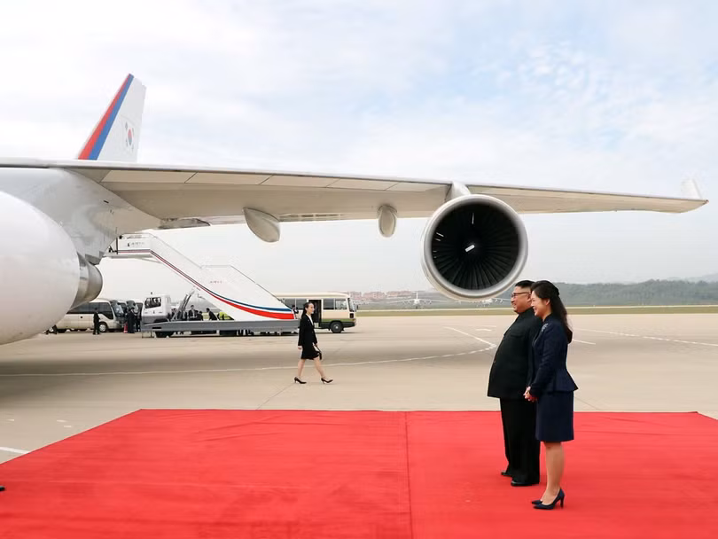 Không thông báo trước, vợ chồng nhà lãnh đạo Kim Jong Un bất ngờ ra sân bay đón vợ chồng Tổng thống Moon Jae In tận cầu thang máy bay