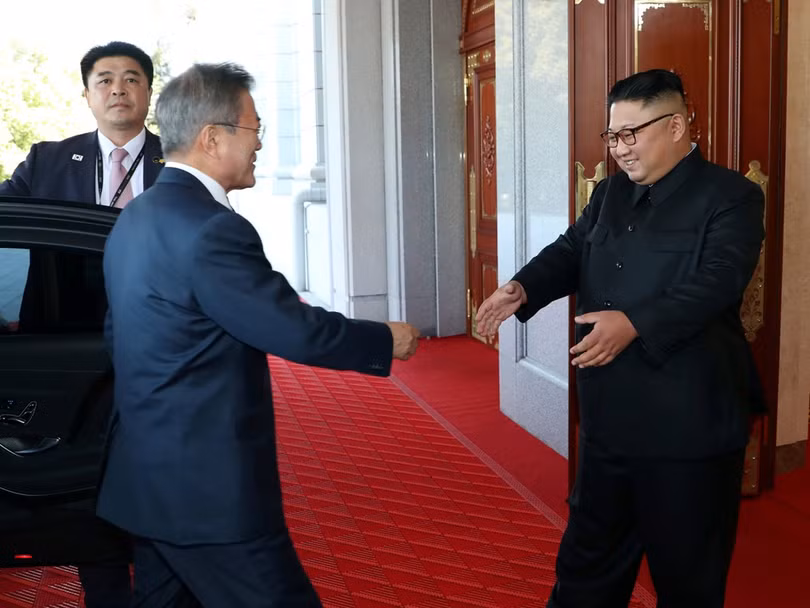 Nhà lãnh đạo Kim Jong Un đứng đợi đón Tổng thống Moon Jae In từ cổng tòa nhà, thân thiết bắt tay chào mừng ông đến nơi được coi là thâm nghiêm, bí ẩn nhất Triều Tiên