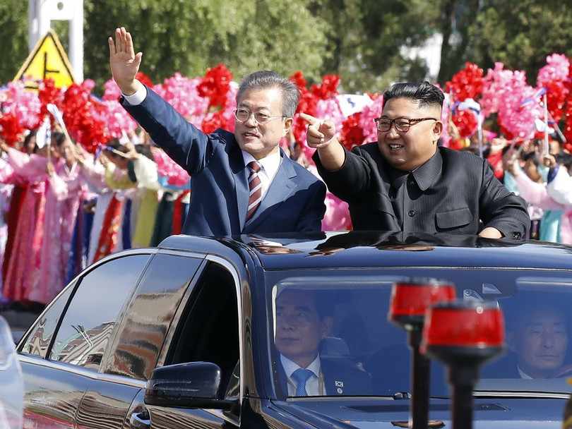 Hai nhà lãnh đạo đi chung xe mui trần đáp lại sự chào đón của dân chúng Bình Nhưỡng