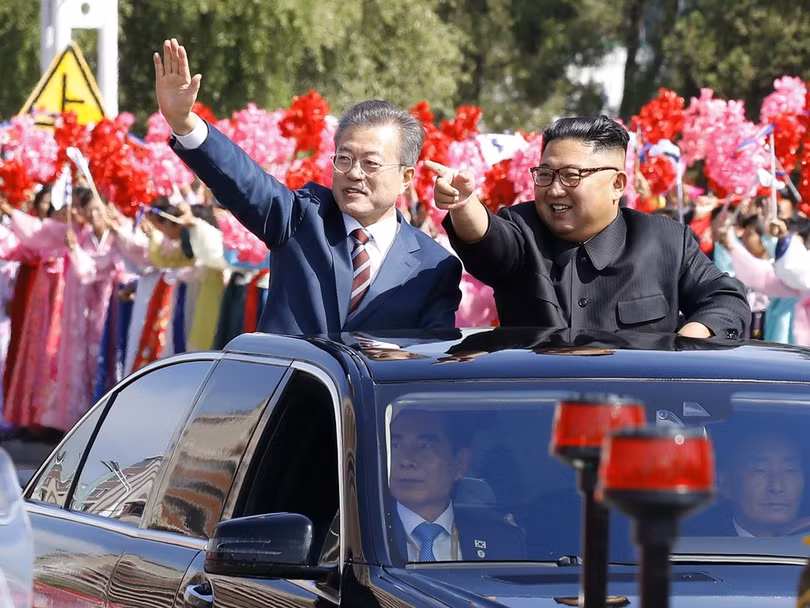 Hai nhà lãnh đạo đi chung xe mui trần đáp lại sự chào đón của dân chúng Bình Nhưỡng