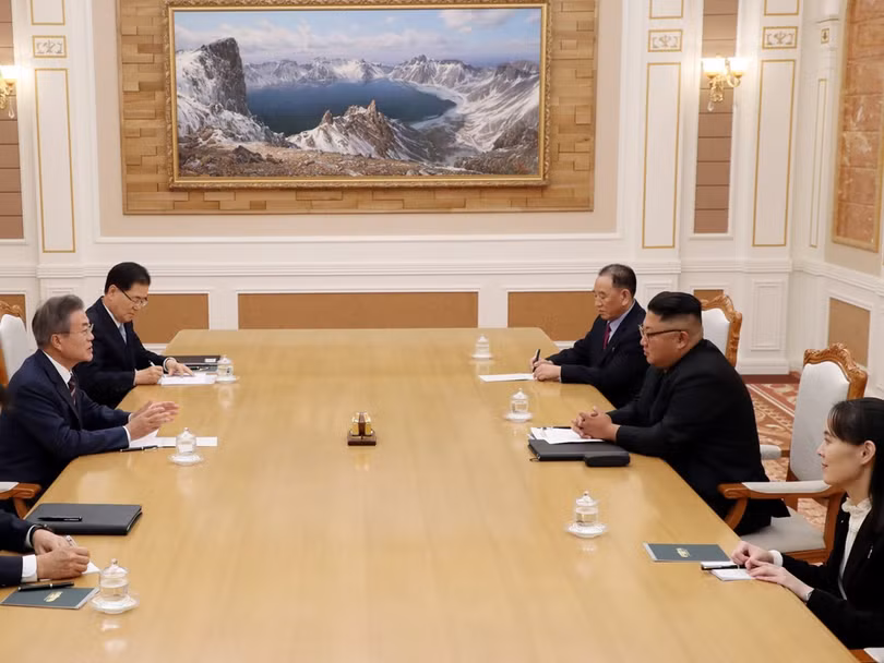 Cuộc hội đàm riêng giữa hai nhà lãnh đạo diễn ra tại phòng họp bên trong trụ sở Đảng Lao động Triều Tiên