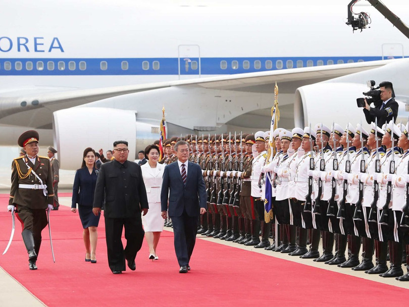 Hai nhà lãnh đạo và phu nhân cùng duyết đội danh dự