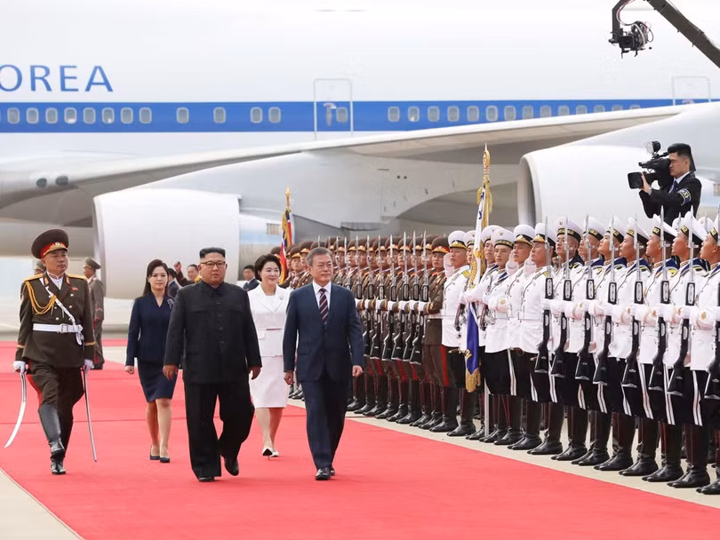 Hai nhà lãnh đạo và phu nhân cùng duyết đội danh dự