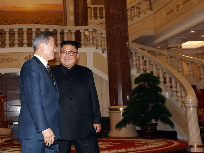 Hai nhà lãnh đạo trò chuyện vui vẻ trong trụ sở Đảng Lao động Triều Tiên