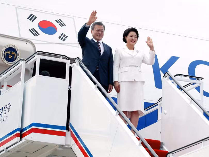 Vợ chồng Tổng thống Moon Jae In vẫy chào những người ra đón