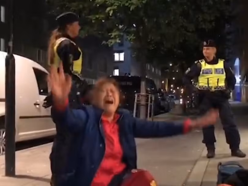 Hình ảnh trích video cho thấy người phụ nữ khóc lóc chửi bới trước sự ngỡ ngàng của các nhân viên cảnh sát Thụy Điển Hình ảnh trích video cho thấy người phụ nữ khóc lóc chửi bới trước sự ngỡ ngàng của các nhân viên cảnh sát Thụy Điển