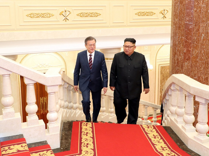 Trước khi hội đàm, ông Kim Jong Un dẫn khách lên đại sảnh của tòa nhà