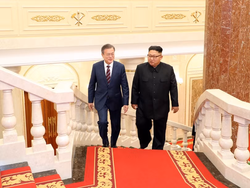 Trước khi hội đàm, ông Kim Jong Un dẫn khách lên đại sảnh của tòa nhà