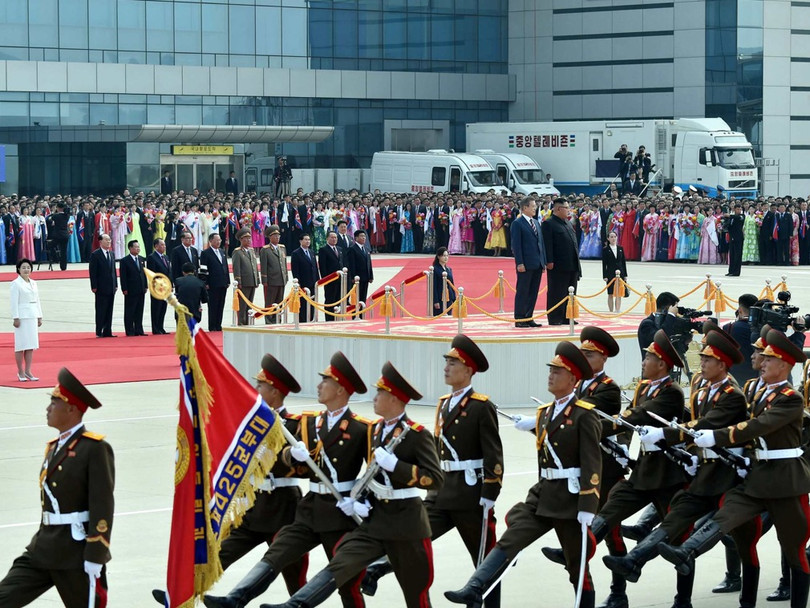 Đội danh dự diễu duyệt đội ngũ