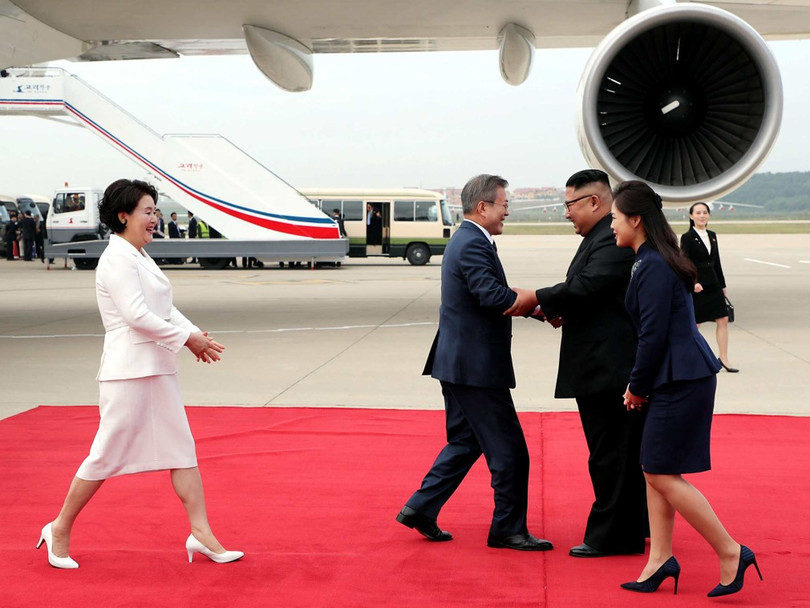 Tay bắt mặt mừng như người thân lâu ngày gặp lại