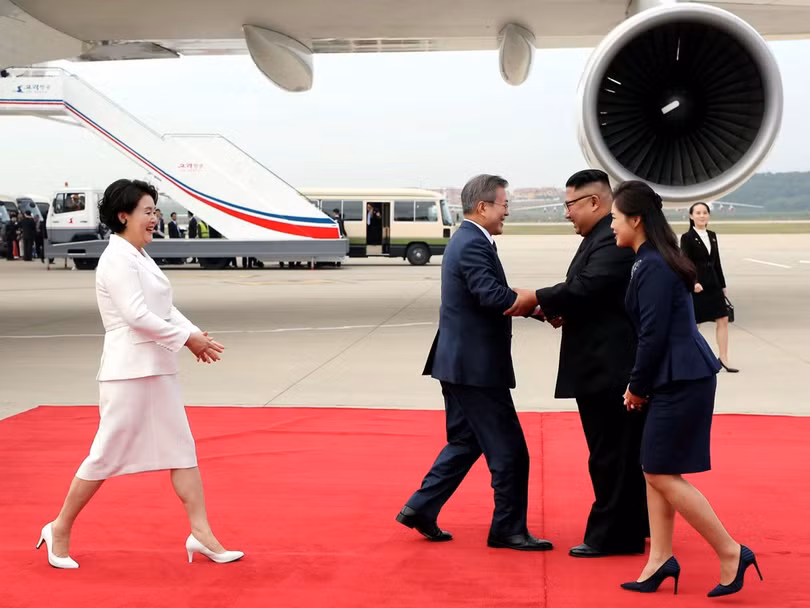 Tay bắt mặt mừng như người thân lâu ngày gặp lại