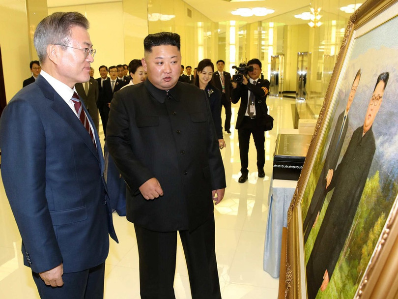 Hai nhà lãnh đạo thưởng lãm bức tranh chân dung họ do một họa sỹ Triều Tiên vẽ tặng