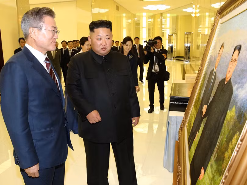 Hai nhà lãnh đạo thưởng lãm bức tranh chân dung họ do một họa sỹ Triều Tiên vẽ tặng