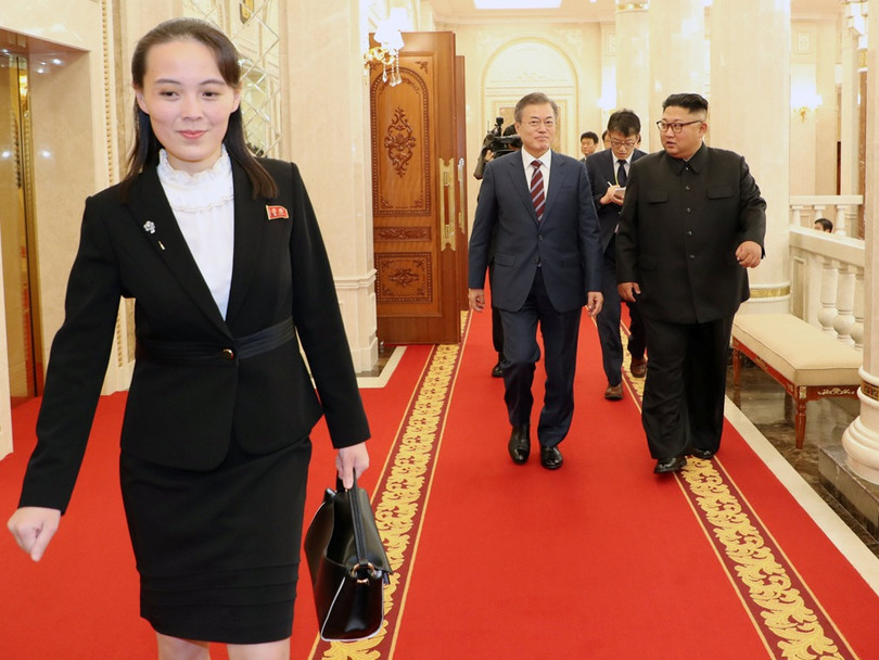 Bà Kim Yo Yung đi trước dẫn đường cho khách và anh trai