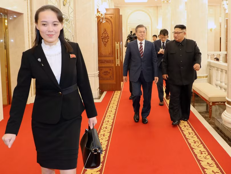 Bà Kim Yo Yung đi trước dẫn đường cho khách và anh trai