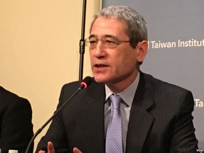 Tiến sỹ Luật Chương Gia Đôn (Gordon G. Chang) chủ trương tiếp tục trừng phạt mạnh Trung Quốc , thậm chí có thể chấm dứt nhập khẩu hàng hóa Trung Quốc