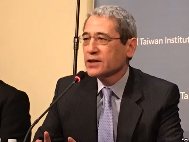 Tiến sỹ Luật Chương Gia Đôn (Gordon G. Chang) chủ trương tiếp tục trừng phạt mạnh Trung Quốc , thậm chí có thể chấm dứt nhập khẩu hàng hóa Trung Quốc