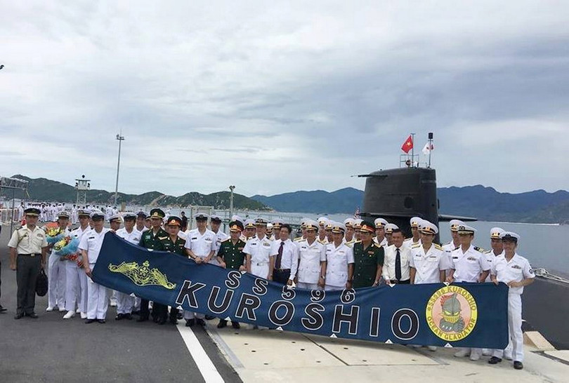 Tàu ngầm Kuroshio cập cảng Cam Ranh lthăm và giao lưu hữu nghị với Hải quân Việt Nam (Ảnh: Báo Thanh niên)